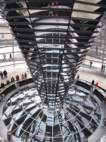 spiegels koepel.jpg - De spiegels zorgen voor het daglicht in de eronder gelegen zittingszaal.